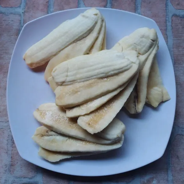 Potong pisang sesuai selera