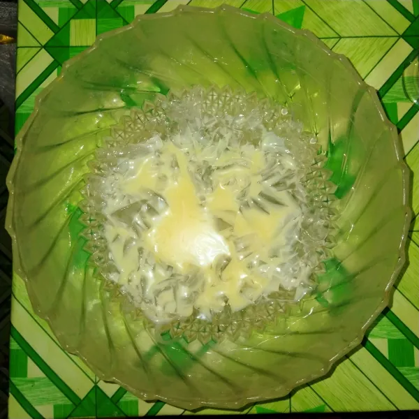 Masukkan dalam wadah agar-agar putih beri skm putih