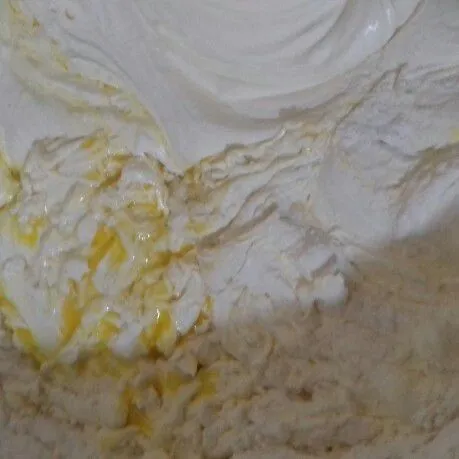Masukkan margarin cair. Mix sebentar. Ratakan dengan spatula.