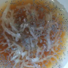 Masukkan sirup gula merah ke dalam campuran rumput laut. Tambahkan es batu. Es gula merah siap disajikan