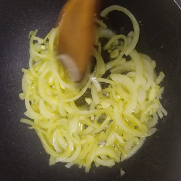 Panaskan mentega, lalu tumis bawang bombai dan bawang putih sampai layu
