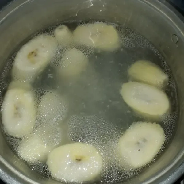 Rebus air agak banyak, setelah mendidih masukkan pisang. Masak hingga pisang mengapung.