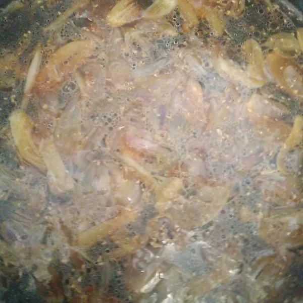 Masukkan gula merah, kecap, ketumbar bubuk, gula, garam, dan lada bubuk.
