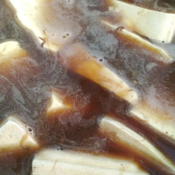 Masukkan ke dalam panci. Masak hingga airnya menyusut.