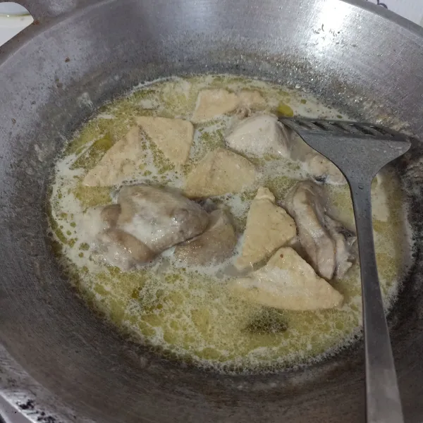 Masak sampai matang mendidih, lalu sajikan dengan taburan bawang goreng