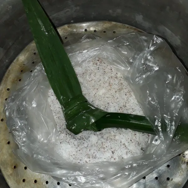 Kukus kelapa patut dengan menambahkan garam dan daun pandan.