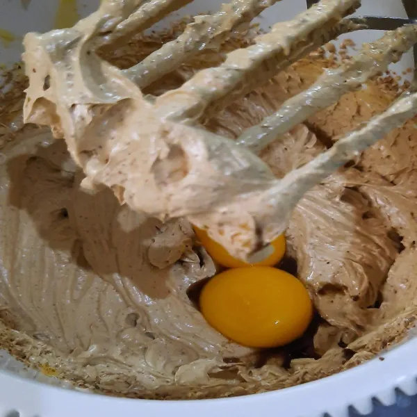 Tambahkan kuning telur dan vanila paste, mixer lagi sampai rata