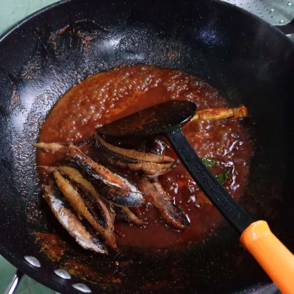 Masukkan ikan tongkol, masak sampai bumbu meresap