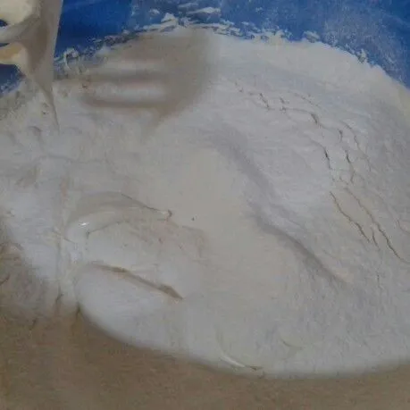 Kocok dengan kecepatan tinggi hingga kental berjejak. Masukkan campuran terigu dan baking powder yang sudah diayak. Mix sebentar dengan kecepatan rendah.