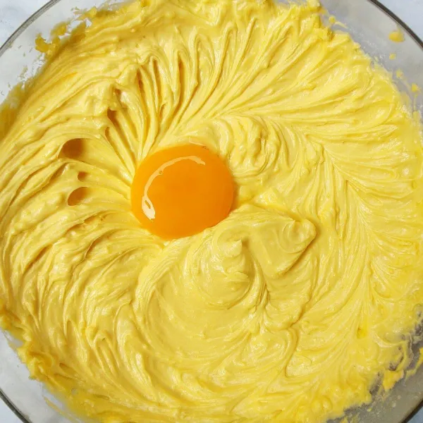 Kocok margarin dan gula halus ±1 menit. Masukkan kuning telur satu persatu. Mixer asal rata.