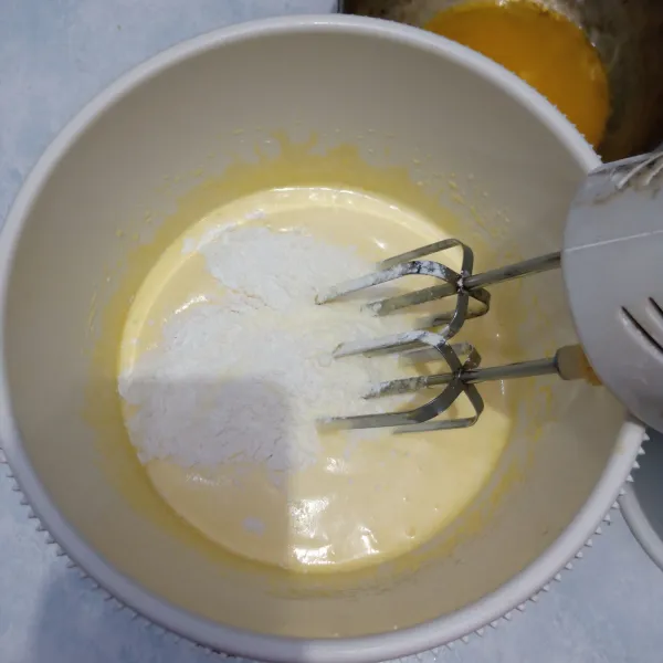Mixer bahan cake (telur, gula, vanila pasta dan emulsif) hingga mengembang. Masukkan tepung, maizena dan susu mixer cukup rata