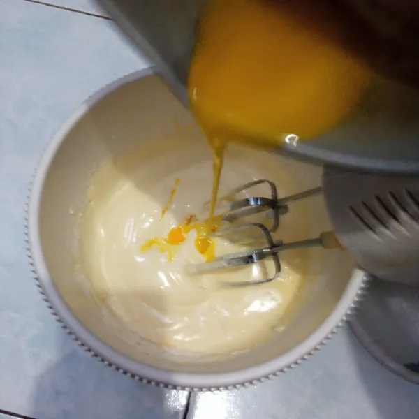 Masukkan butter leleh mixer sebentar hingga cukup rata.