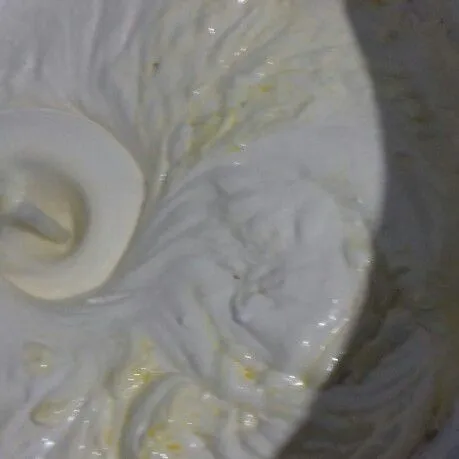 Masukkan margarin cair. Aduk balik dengan spatula. Pastikan tidak ada yang mengendap di bawah.