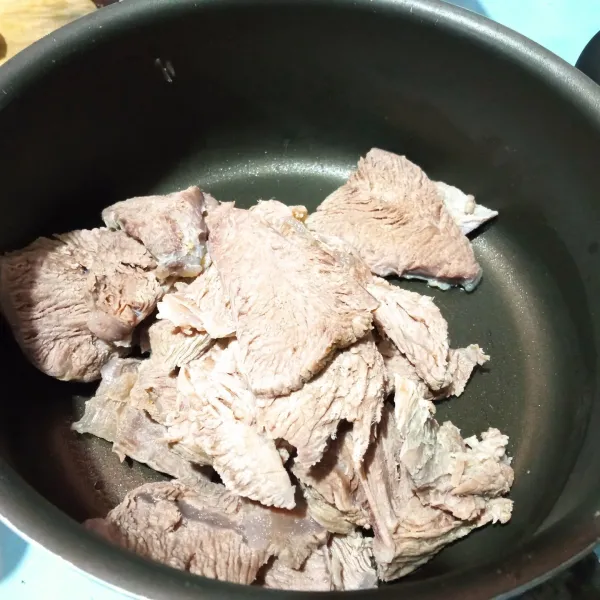 Rebus daging hingga empuk lalu iris-iris tipis kemudian geprek.