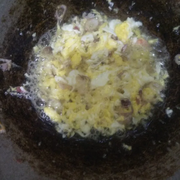 Panaskan minyak kemudian tumis bumbu uleknya sampai harum, setelah itu masukkan telur, buat orak arik