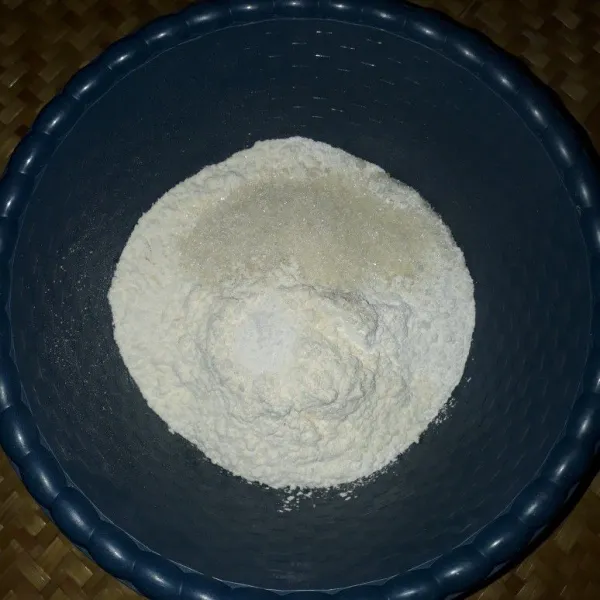 Dalam baskom masukkan tepung beras, tepung terigu, gula, dan garam.
