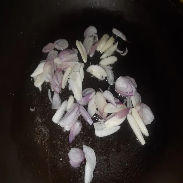 Tumis bawang merah dan bawang putih jingga wangi