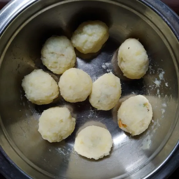 Ambil kentang yang sudah dihaluskan, isi dengan isian sayur, bulatkan kembali, simpan dalam kulkas selama 30 menit