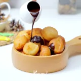 Glaze coklat siap dipakai sebagai topping.