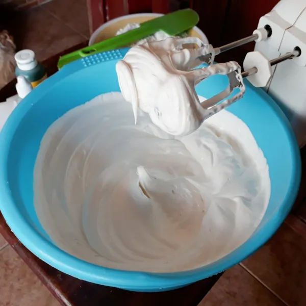 Mixer campuran telur dengan kecepatan tinggi hingga kental berjejak.