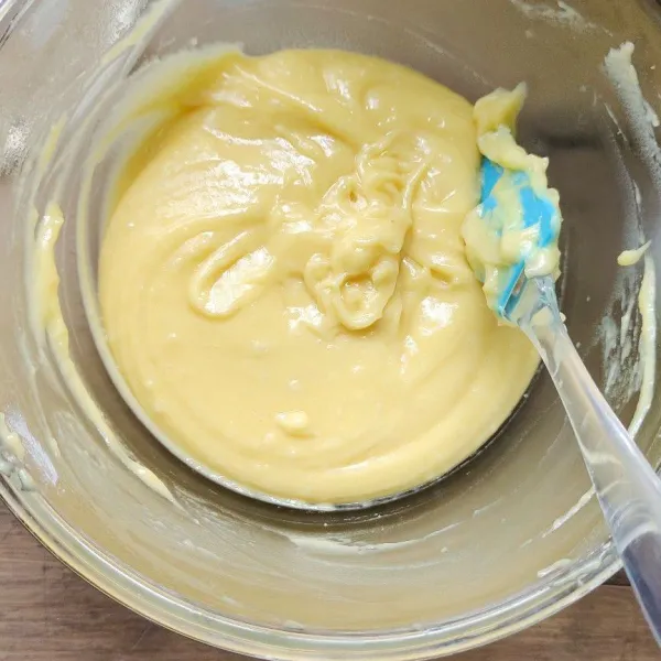 Setelah hangat masukkan telur satu persatu aduk hingga rata titik-titik lalu masukkan dalam piping bag kemudian kunting ujungnya dan beri spuit