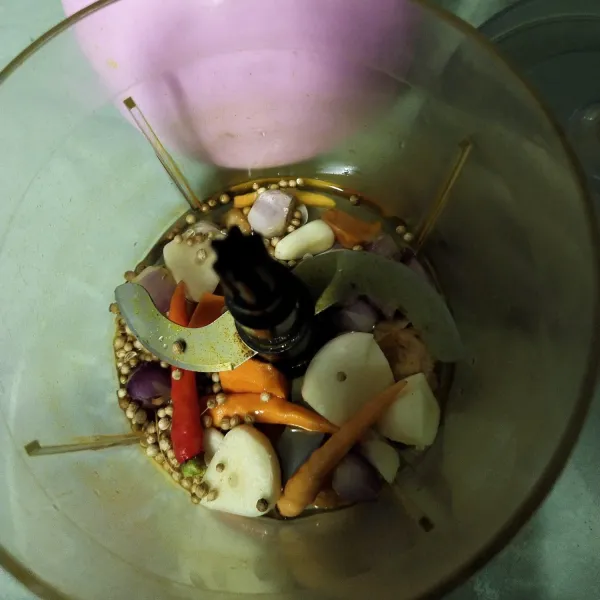 Haluskan semua bumbu seperti bawang merah, bawang putih, cabai rawit, ketumbar, kemiri dan kunyit.