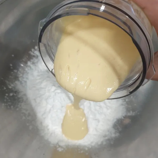 Siapkan tepung tapioka dan beri garam, kemudian masukkan bahan yang telah diblender. Aduk rata.