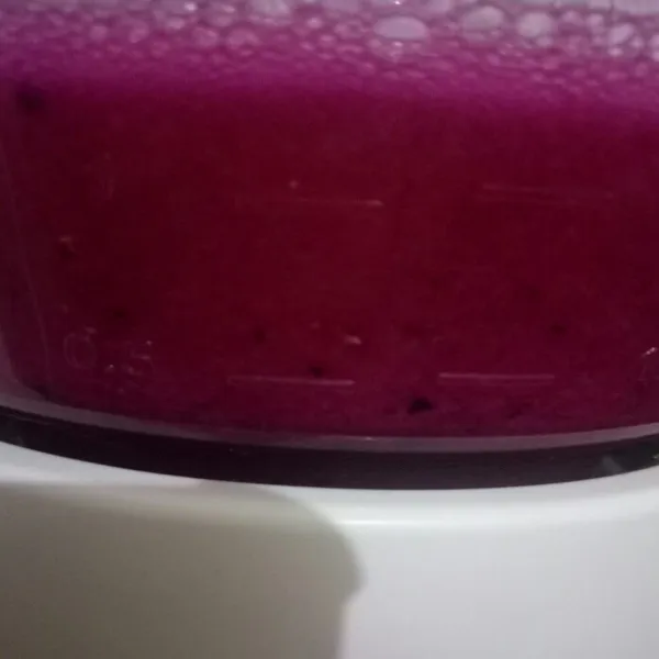 Blender halus buah naga di tambah air
