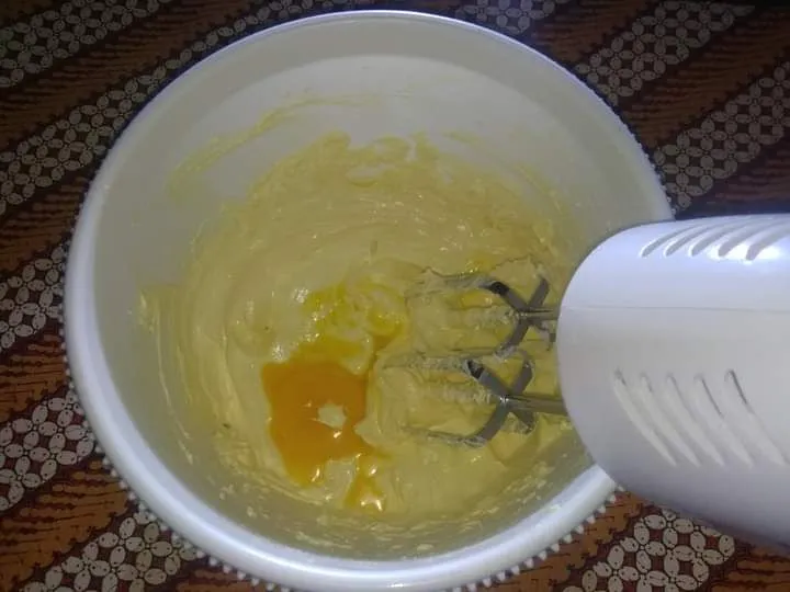 Dalam wadah masukkan margarin, gula, baking powder dan telur, aduk hingga bercampur rata selama 5-7 menit