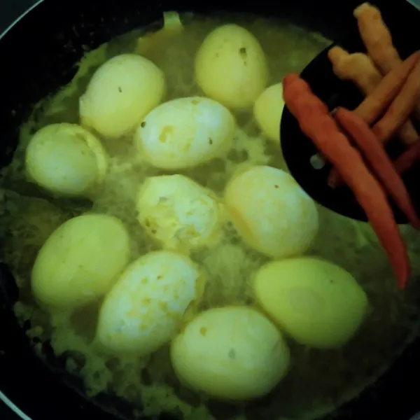 Masukkan cabai rawit.