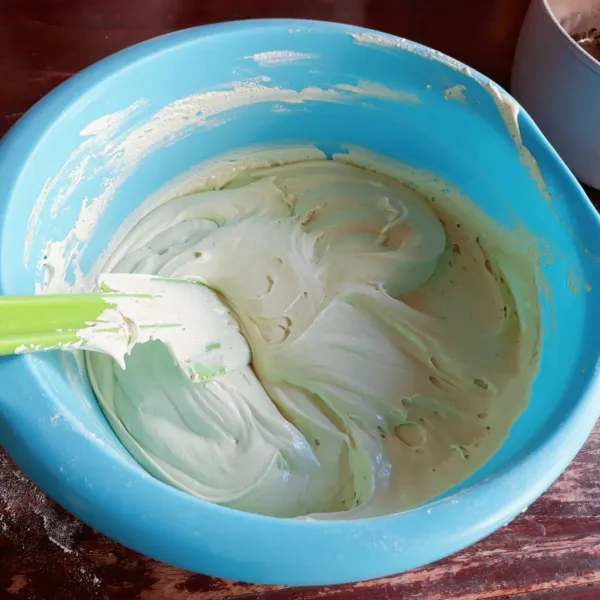 Tambahkan susu kental manis dan margarin. Aduk rata dengan spatula.