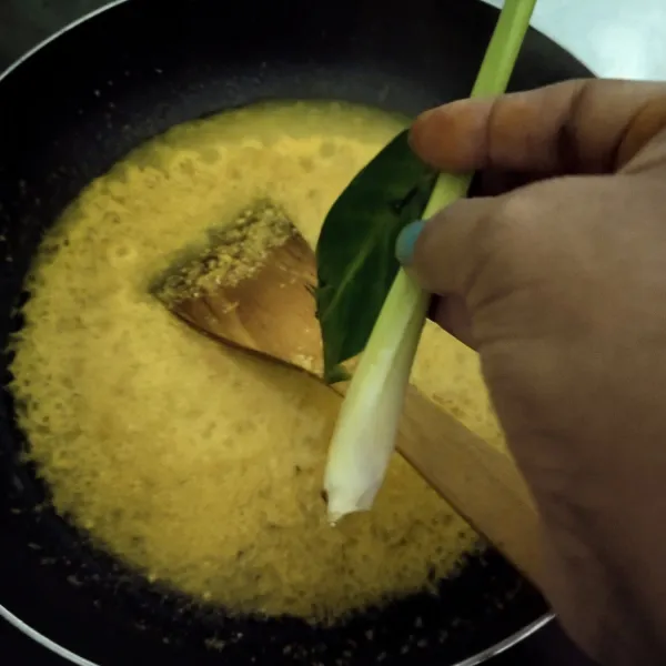Tumis bumbu yang sudah di haluskan. Masukkan serai, daun salam dan laos, tumis hingga harum.