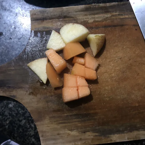 Potong-potong buah apel dan melon
