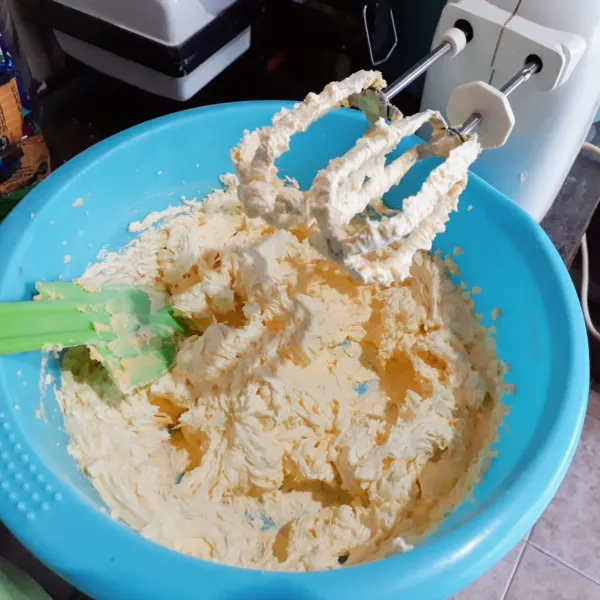 Mixer margarin dan gula dengan kecepatan tinggi sampai pucat atau sekitar 3 menit.