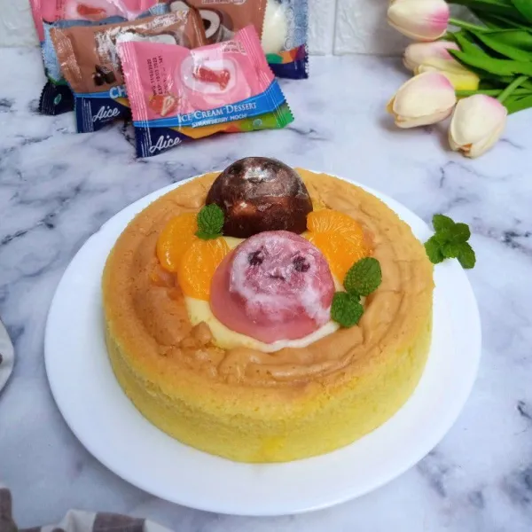 Letakkan mochi di atas Custard beri hiasan mint dan garnish jeruk. Mochi Custard Cake siap dipotong dan dinikmati. Yummy..