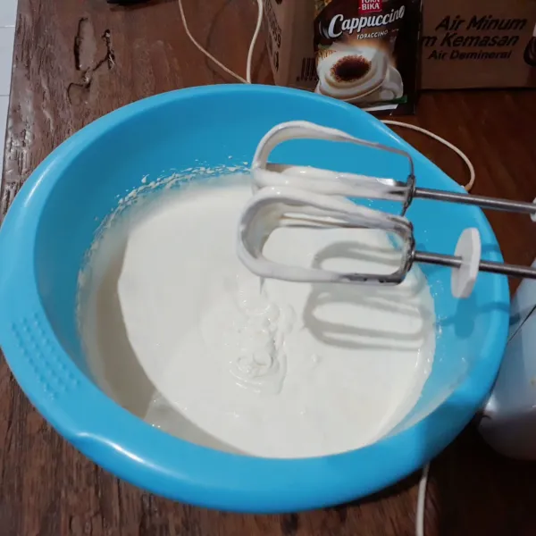 Mixer gula, SP & telur dengan kecepatan tinggi selama 3 menit