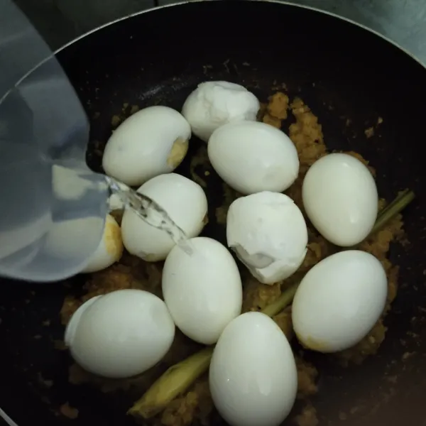 Masukkan air dan telur masak sampai bumbu meresap.