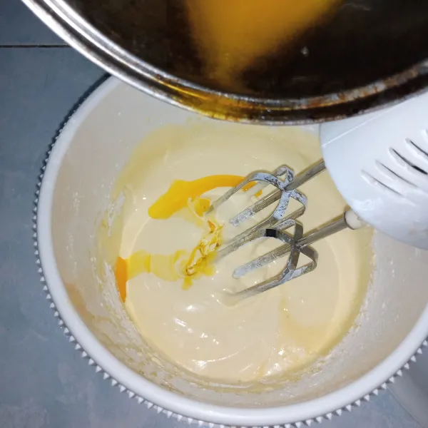 Masukkan butter leleh, mixer hingga cukup rata. Matikan mixer.