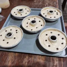 Tuang dalam loyang yang sudah diolesi carlo setinggi 3/4 loyang. Taburi chocochips di atasnya