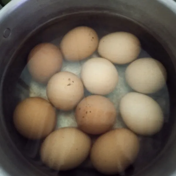 Rebus telur hingga matang.