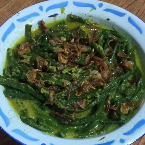 Pindahkan jukut bejek ke atas piring saji, taburi dengan bawang merah goreng. Siap disajikan