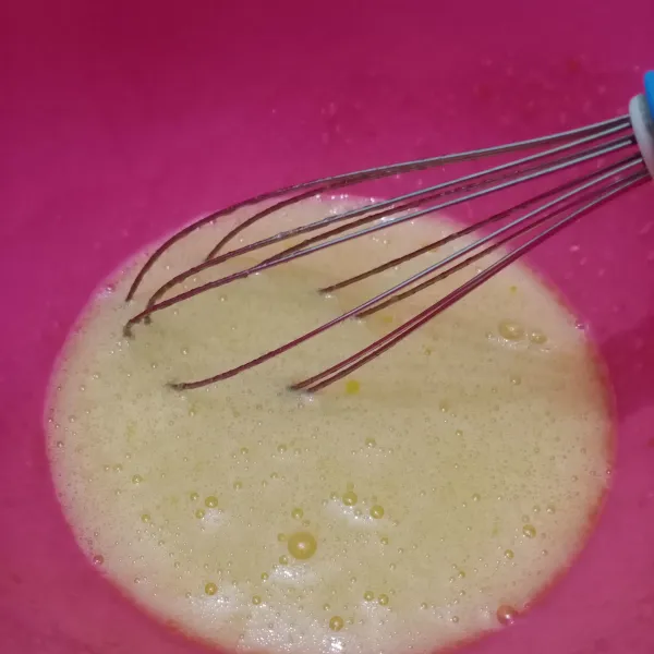 Aduk telur dan gula pakai whisk sampai gula larut.