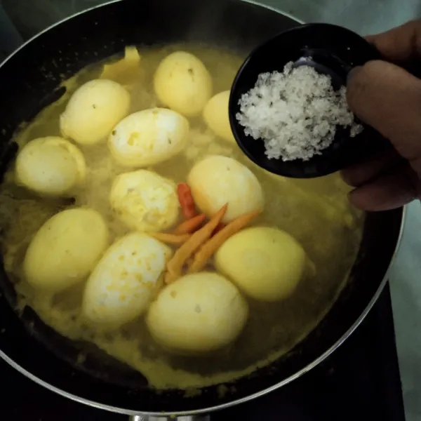 Beri garam, gula dan penyedap rasa secukupnya.
