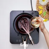 Tambahkan minyak sayur, lalu aduk kembali hingga tercampur. Angkat lalu tunggu hingga dingin, pindahkan dalam wadah.