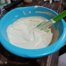 Tambahkan margarin, aduk rata dengan spatula