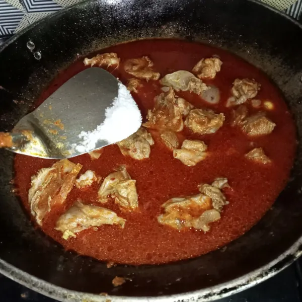 Bumbui dengan garam, gula pasir, gula merah dan kaldu jamur.