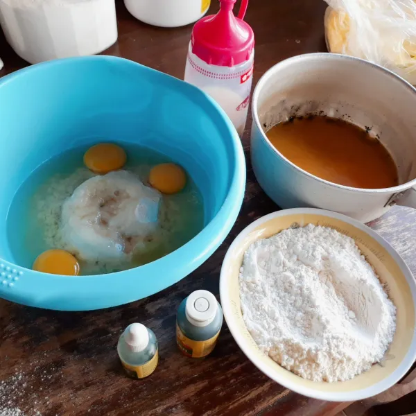 Siapkan bahan-bahan. campur gula, telur dan sp. Campur dan ayak tepung terigu, tepung maizena, baking powder serta santan bubuk.