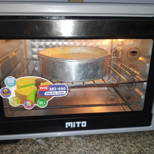 Tuang adonan kedalam loyang diameter 15-18, hentakkan adonan agar udara keluar. Masukkan adonan ke dalam oven yang sudah dipanaskan terlebih dahulu. Panggang selama 35 menit suhu 190°C api atas bawah.