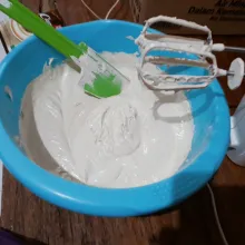 Masukkan terigu, maizena & baking powder. Mixer kecepatan rendah asal rata saja