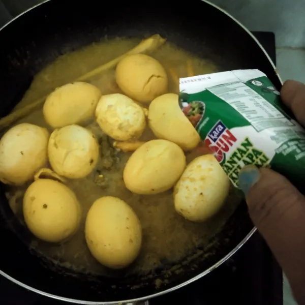 Masukkan satu sachet santan instan dan aduk. Tunggu sampai bumbu meresap dan matang. Siap disajikan.